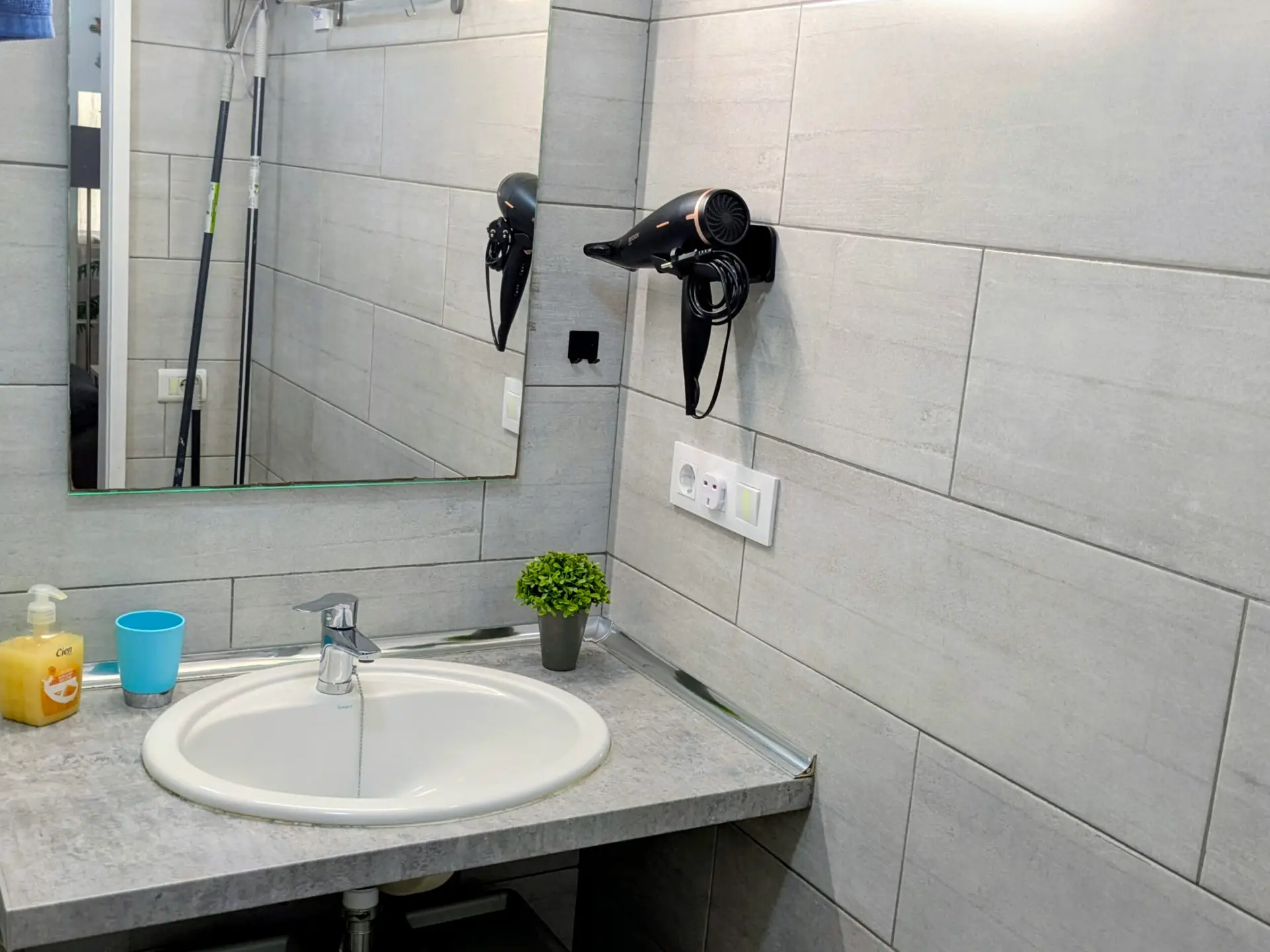 Burrero_beach_stay_Quiet_bathroom